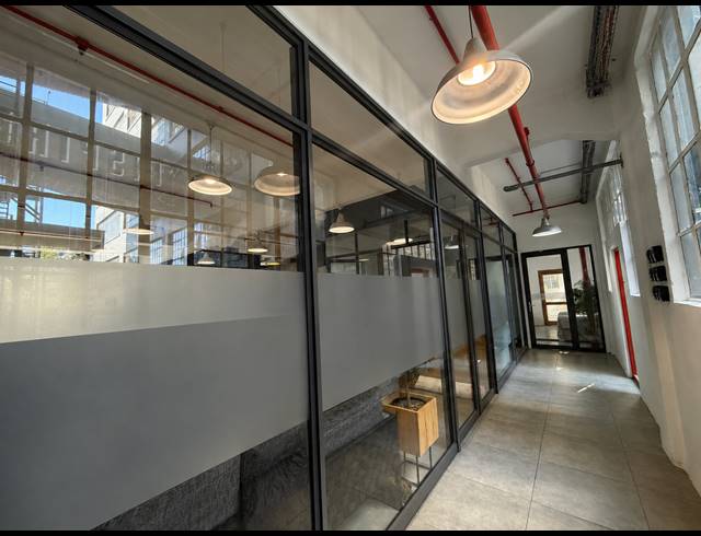 123M² BUILDING TO LET IN WOODSTOCK